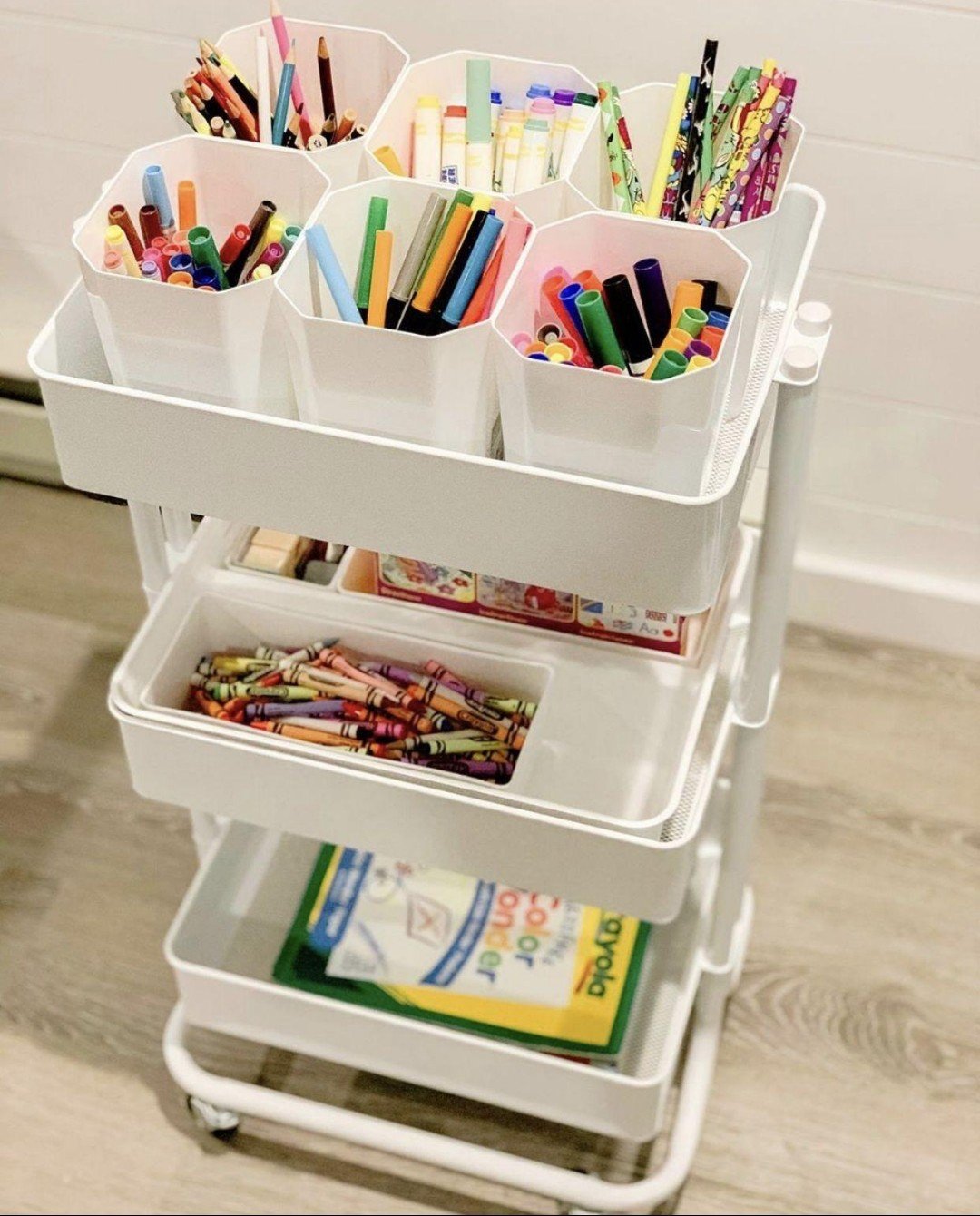 Chariot de rangement pour crayons et matériel créatif, à hauteur d’enfant